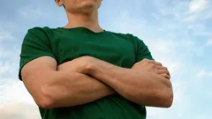 Wat betekent het als iemand tijdens een gesprek de armen over elkaar slaat? Psychologen geven antwoord