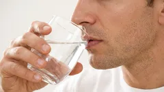 Een simpele gewoonte: experts leggen uit waar een glas warm water goed voor is