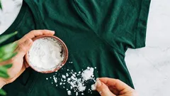 Verbleekte kleding wordt weer als nieuw: een snelle en goedkope manier zonder stomerijbezoek