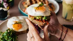 Wat je het beste kunt eten bij het ontbijt en wat je beter kunt laten: tips van diëtisten