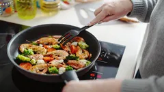 Waarom je vóór het bakken azijn in de pan giet: een oud kooktrucje