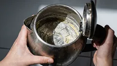 Kalkaanslag verdwijnt in minuten: dit giet je in de waterkoker in plaats van azijn