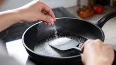 Waarom je een nieuwe koekenpan met zout moet inwrijven: een methode die problemen voorkomt