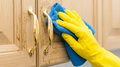 Keukenfronten zijn in vijf minuten vetvrij: dit middel lost het probleem snel op