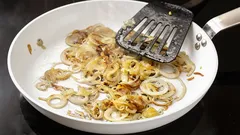 Eén truc waardoor je gebakken ui knapperig wordt: dit moet je aan de pan toevoegen